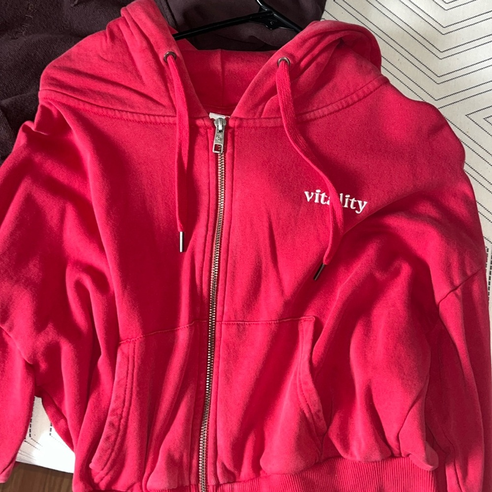 vitality red cropped zip up